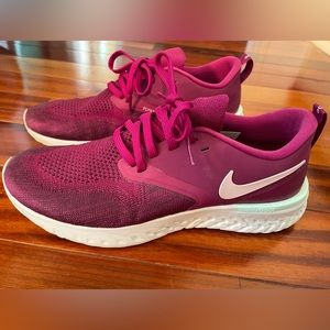 Women’s Nike React Odessey Flyknit - RUN SMALL